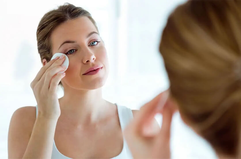 ماذا يحدث لبشرتنا عندما ننام من دون إزالة المكياج؟