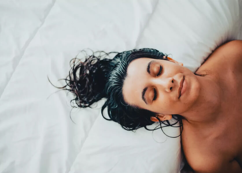 النوم بالشعر المبلل: مخاطر جمالية وصحية لا تتوقّعينها