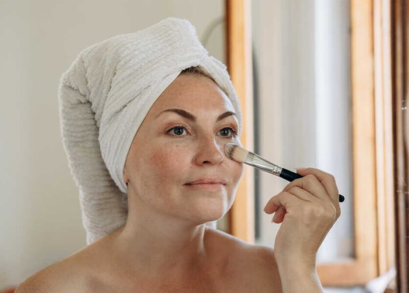 الكونسيلر بعد سن الخمسين: خطأ يبرز التجاعيد وطريقة بسيطة لتجنبه