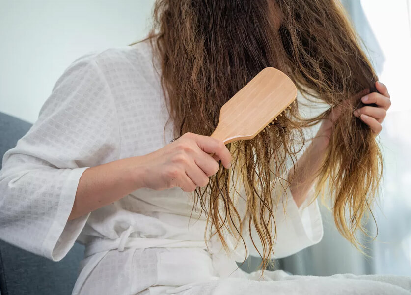 5 أخطاء في تمشيط الشعر تدمّر صحته من دون أن ننتبه