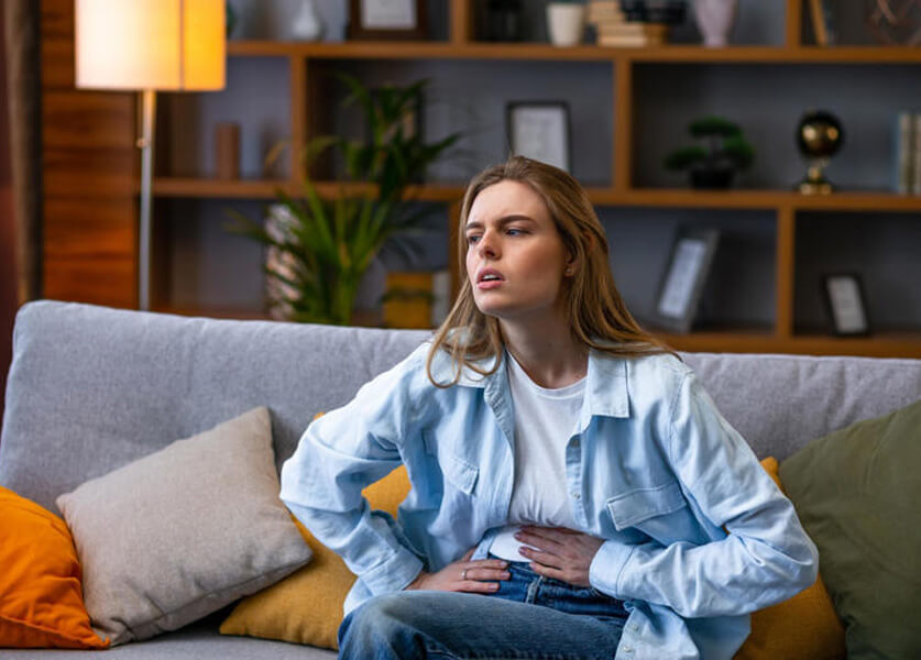 آلام في البطن وانتفاخ مستمر؟ علامات قد تشير إلى متلازمة القولون العصبي