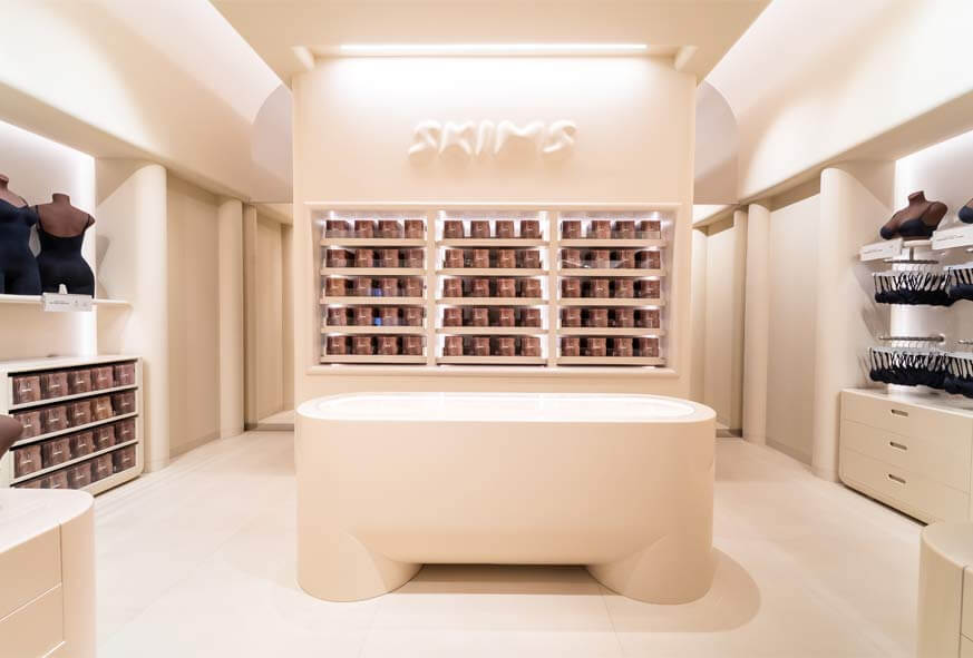 كيم كارداشيان تفتتح أول متجر لـSkims  في دبي