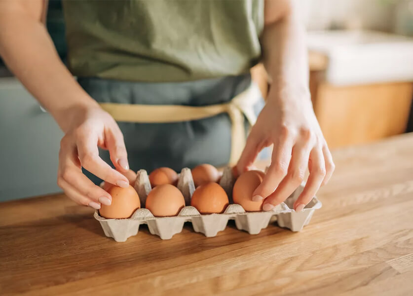 هل علينا حفظ البيض في الثلاجة أم خارجها؟ خبير يجيب