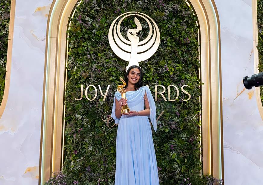 الفتاة السعودية رتيل الشهري  أصغر فائزة بجائزة "أفضل مؤثرة" Joy Awards 2026