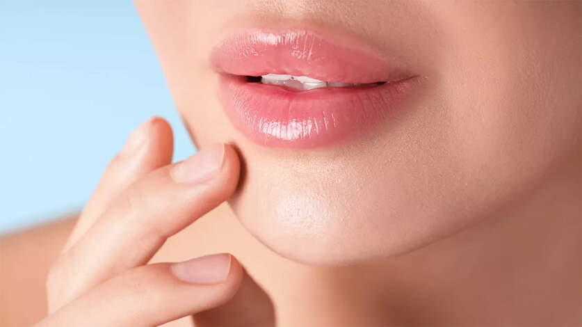 إبراز الشفاه بإشراقة طبيعية: من الغلوس إلى الحقن الدقيقة