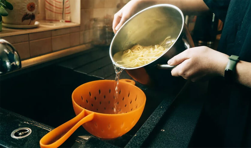 لماذا يجب تجنّب سكب الماء المغلي في حوض المطبخ؟