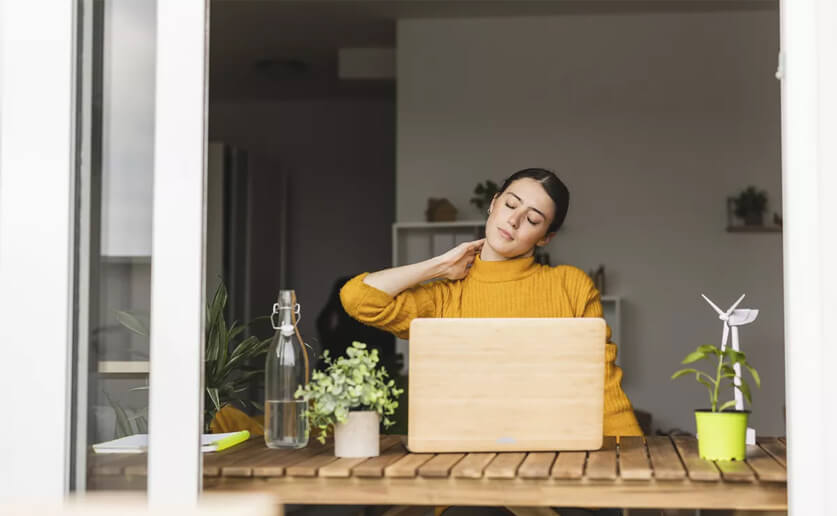 الجلوس الطويل يرهق الجسم: تمرين بسيط يمنحك طاقة فورية بعد يوم العمل