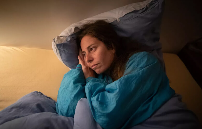 انقطاع الطمث واضطرابات النوم: لماذا تعاني النساء من الأرق وكيف يمكن تحسين النوم؟