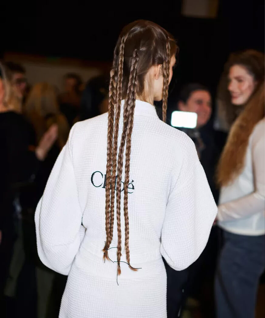 كيفية الحصول على تسريحة الضفائر المزيّنة بالمجوهرات من عرض Chloé