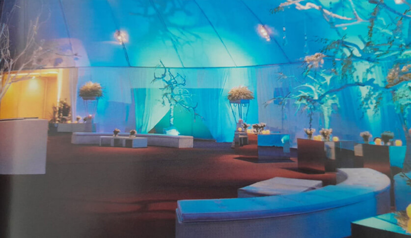 خيمة مُضاءة بقمر أزرق