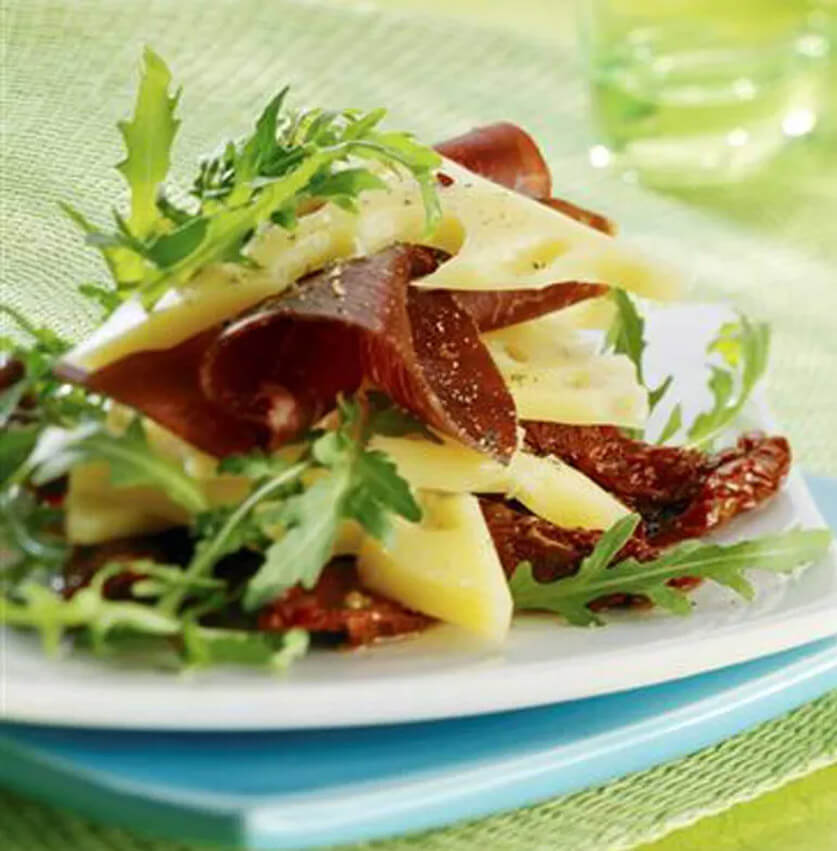 طريقة عمل سلطة الجرجير  مع جبن الايمنتال والطماطم المجففة