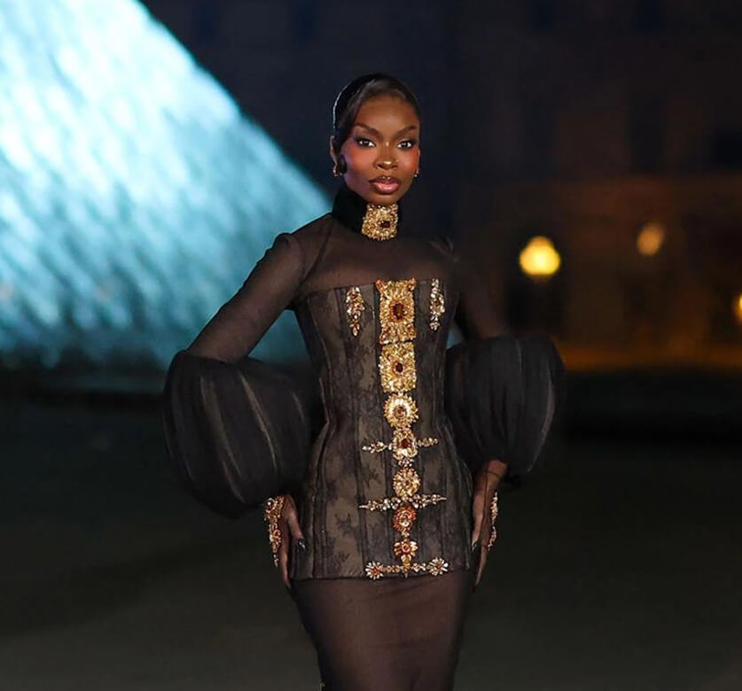 أولاندريا كارسن تخطف الأنظار في اللوفر بفستان من توقيع خالد ومروان