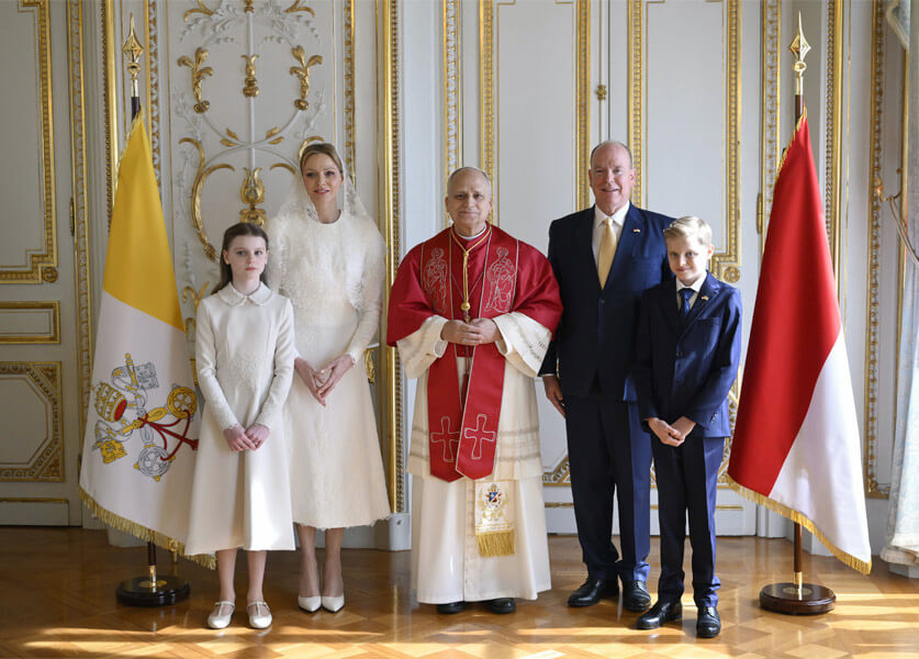 الأميرتان شارلين دو موناكو وابنتها غابرييلا تستقبلان بابا روما  بأزياء من تصميم إيلي صعب