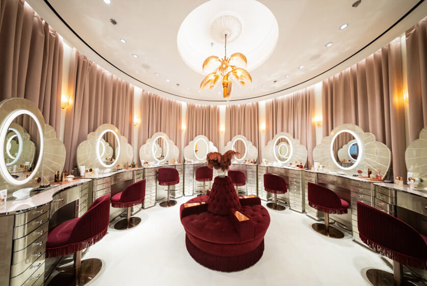 Charlotte Tilbury  تعلن خدمات تجميل مجانية في جميع أنحاء الشرق الأوسط