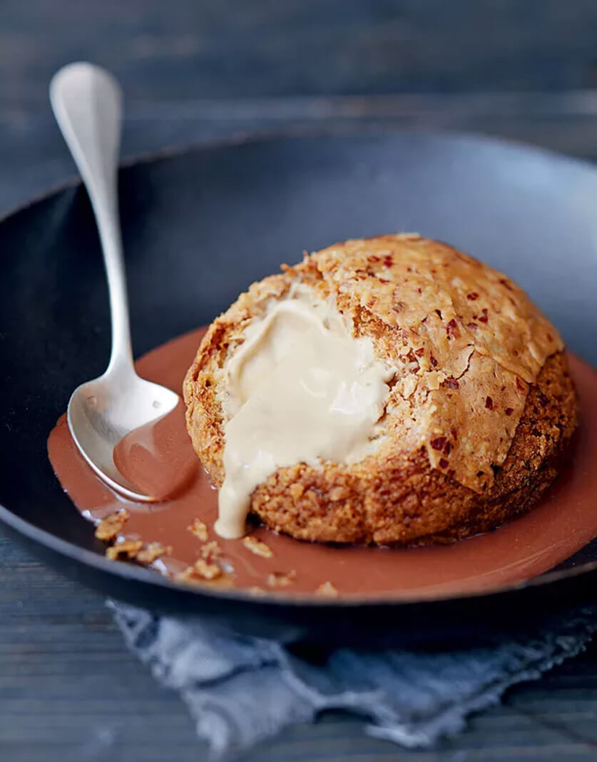 طريقة عمل بروفيترول بالقهوة وجوز البيكان مع صلصة الشوكولاتة الساخنة