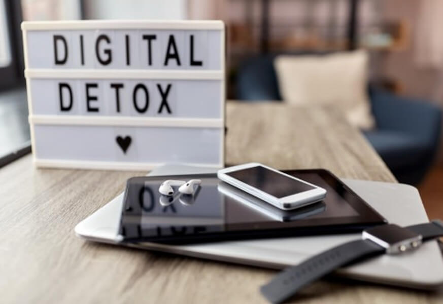 الديتوكس الرقمي: هل تحتاج صحتنا النفسية الابتعاد عن السوشيال ميديا تجنباً للتوتر؟