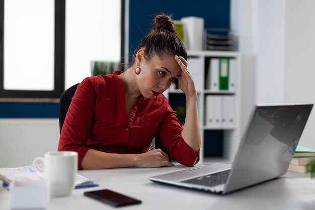 النجاح المهني أم السلام النفسي؟ الوجه الآخر لحياة المرأة المعاصرة