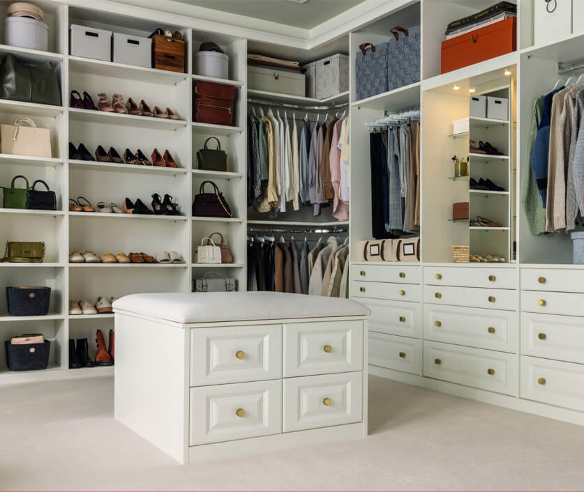 خزانة صغيرة… أناقة أكبر!  كيف تبنين Capsule Wardrobe تناسبك؟