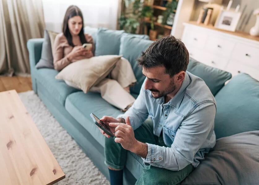 4 علامات تكشف أن علاقتك بالشريك تفقد بريقها بصمت