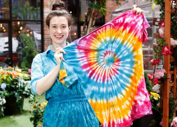 تعلّمي كيفية صبغ التيشيرت الأبيض على طريقة الـTie-Dye 