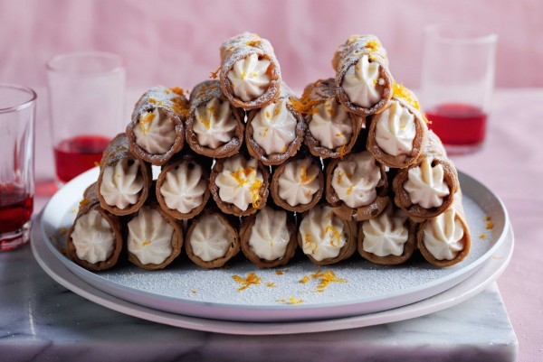 Italian cannoli fingers with white chocolate