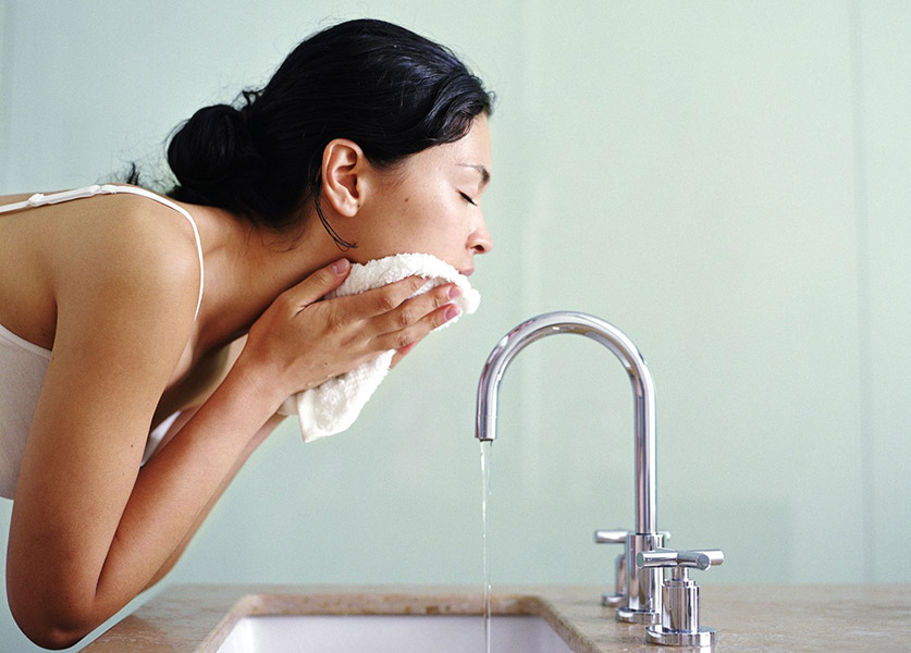 قاعدة الـ60 ثانية لغسل الوجه ستغيّر حياتكِ